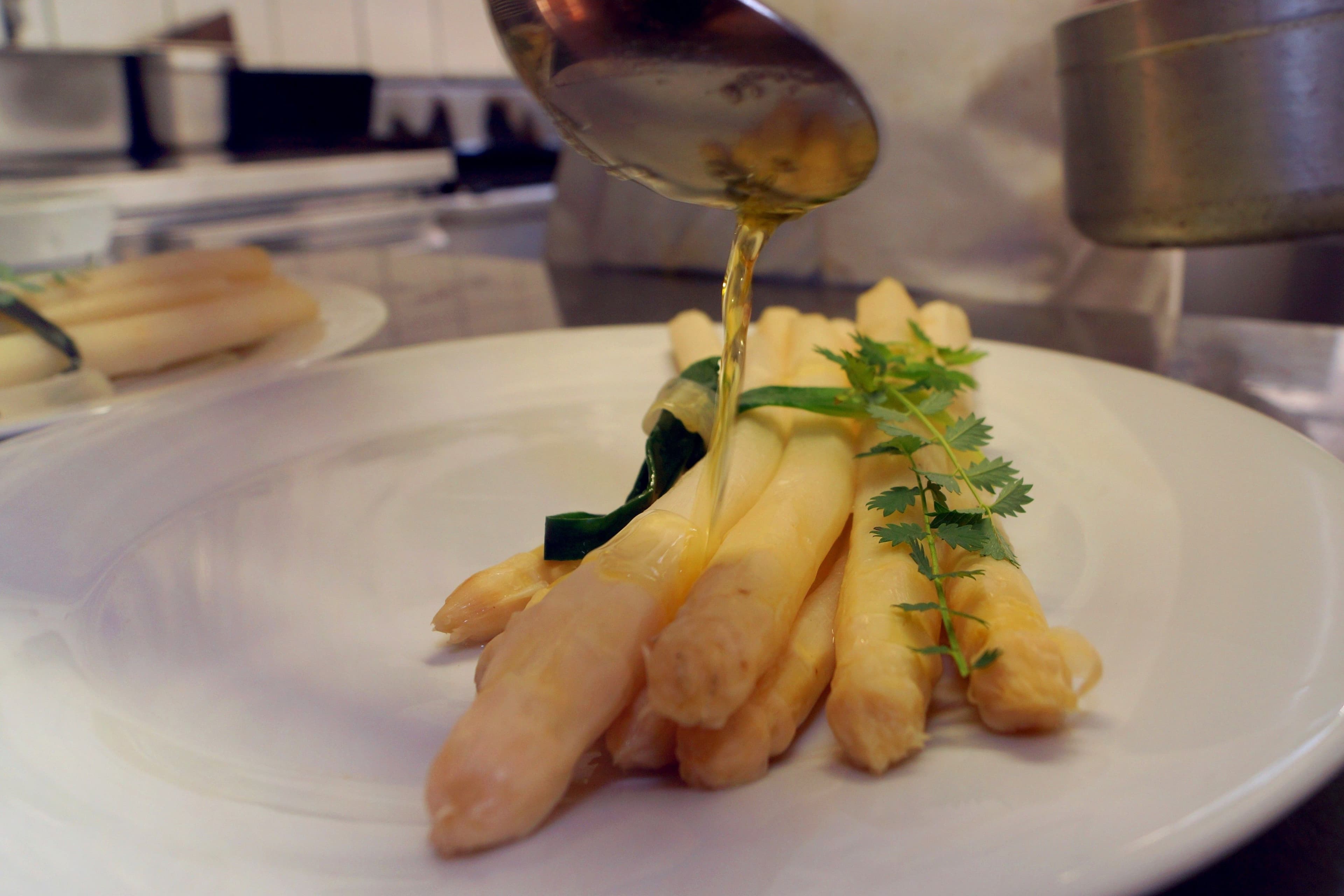 Spargel wird angerichtet